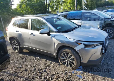 2022 Toyota Corolla Cross Xle z USA, uszkodzony, nr VIN 7MUDAAAG5NV013353